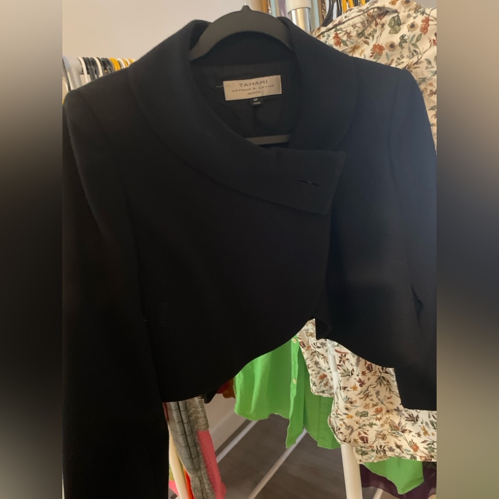 Tahari cropped blazer